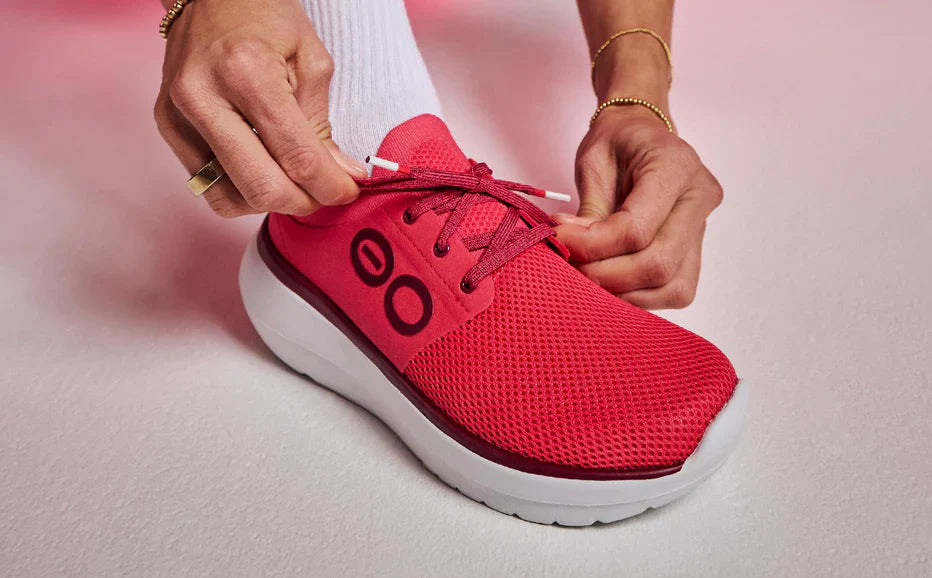OOFOS Women&#39;s OOmy Stride Shoe - Neon Berry