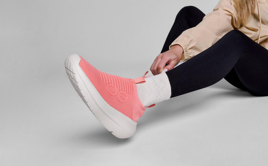 OOFOS Women&#39;s OOmy Zen - Coral