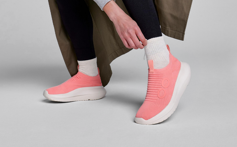 OOFOS Women&#39;s OOmy Zen - Coral
