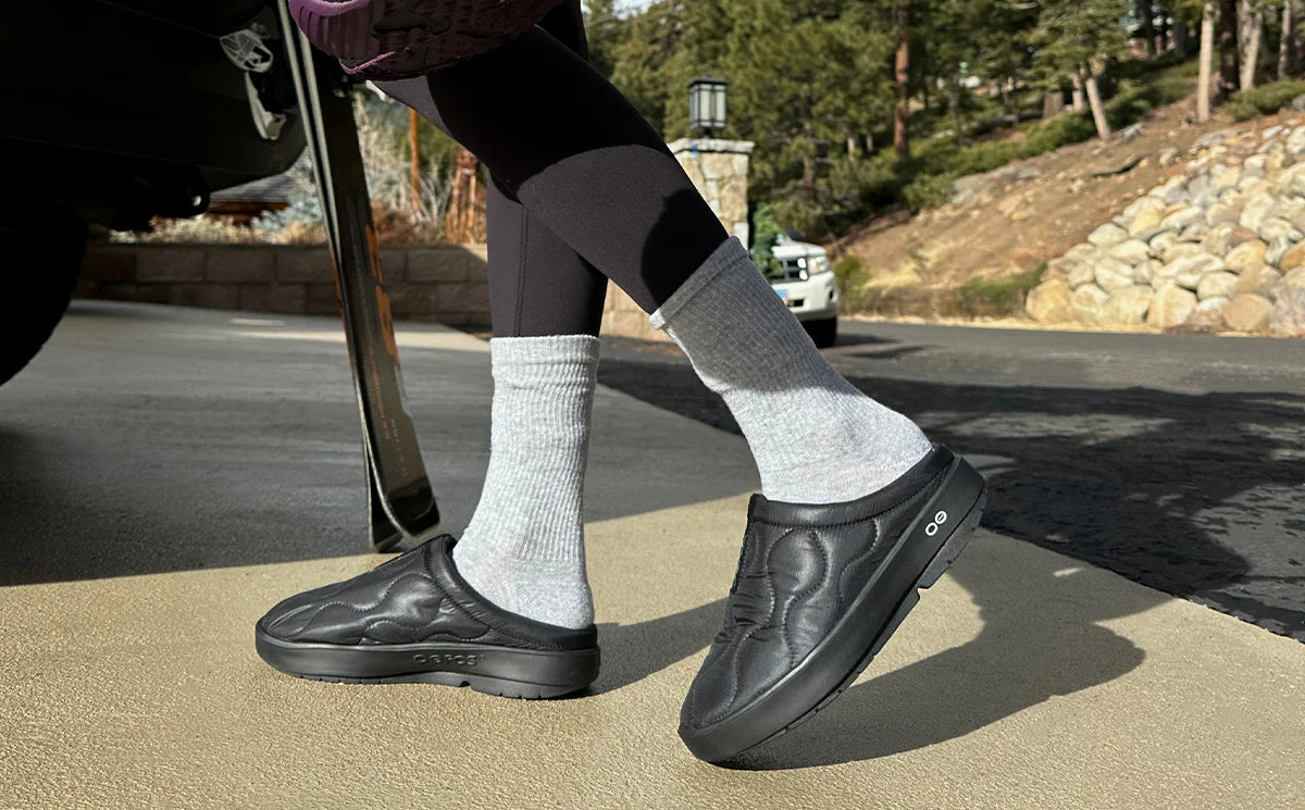 OOFOS Women&#39;s OOmg OOcoozie Thermo Mule - Black
