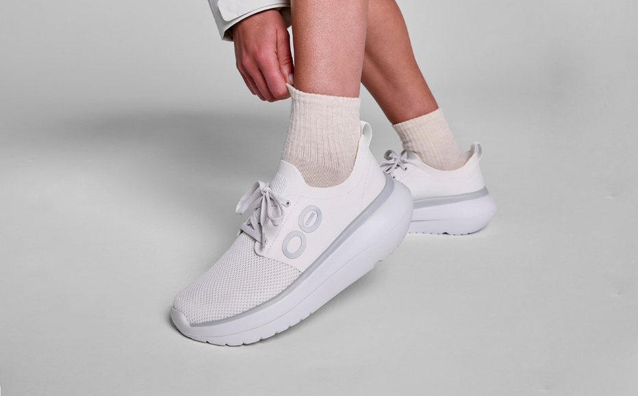 OOFOS Women&#39;s OOmy Stride Shoe - White/White